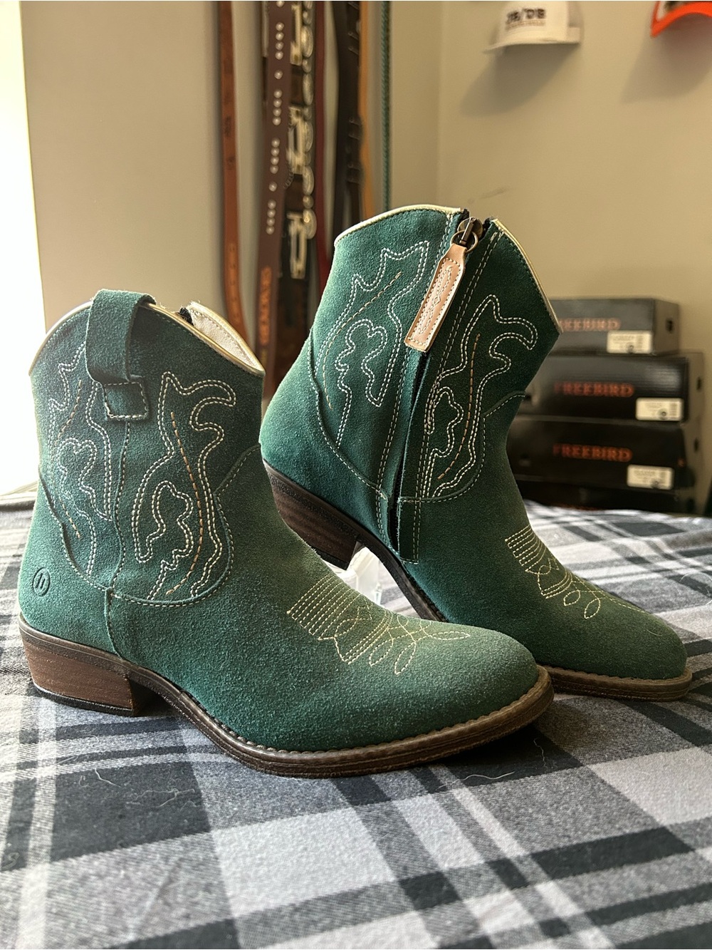 NWOB Dingo Green Suede Western Ankle Boots 6.5